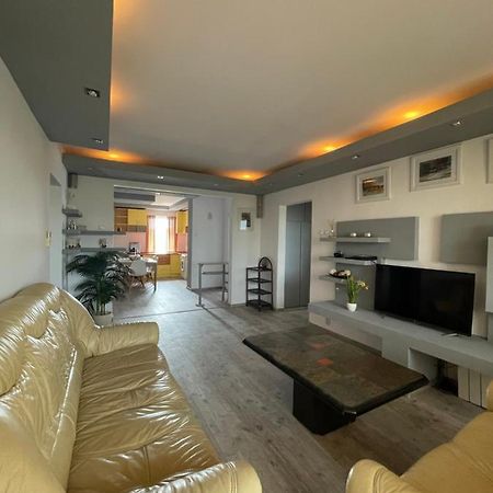 Lovely 3 Bedrooms Apartament Oradea Ngoại thất bức ảnh