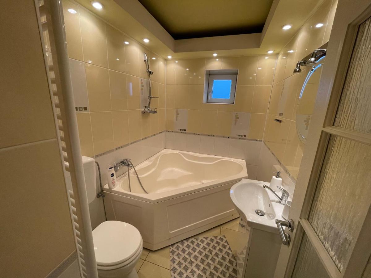 Lovely 3 Bedrooms Apartament Oradea Ngoại thất bức ảnh