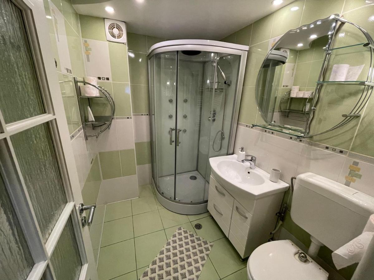 Lovely 3 Bedrooms Apartament Oradea Ngoại thất bức ảnh