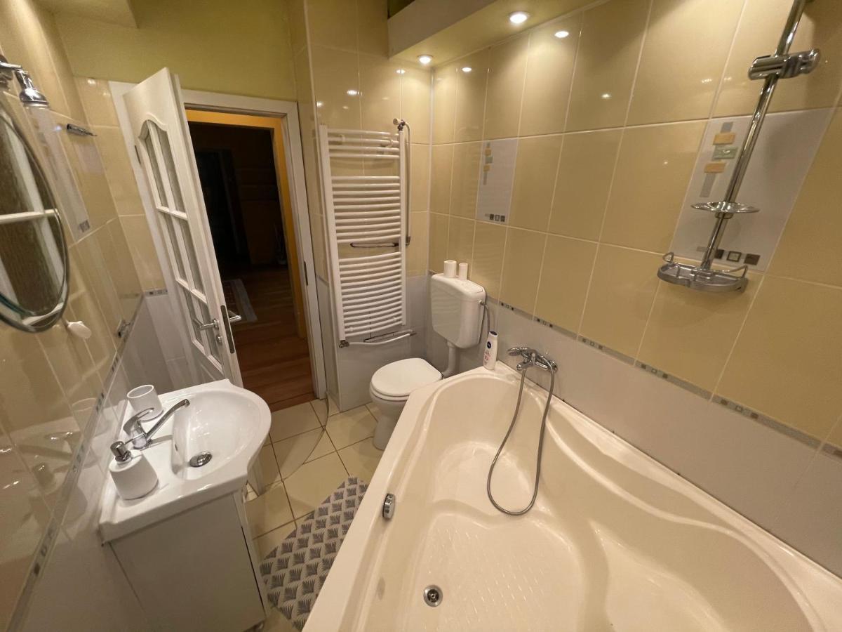 Lovely 3 Bedrooms Apartament Oradea Ngoại thất bức ảnh