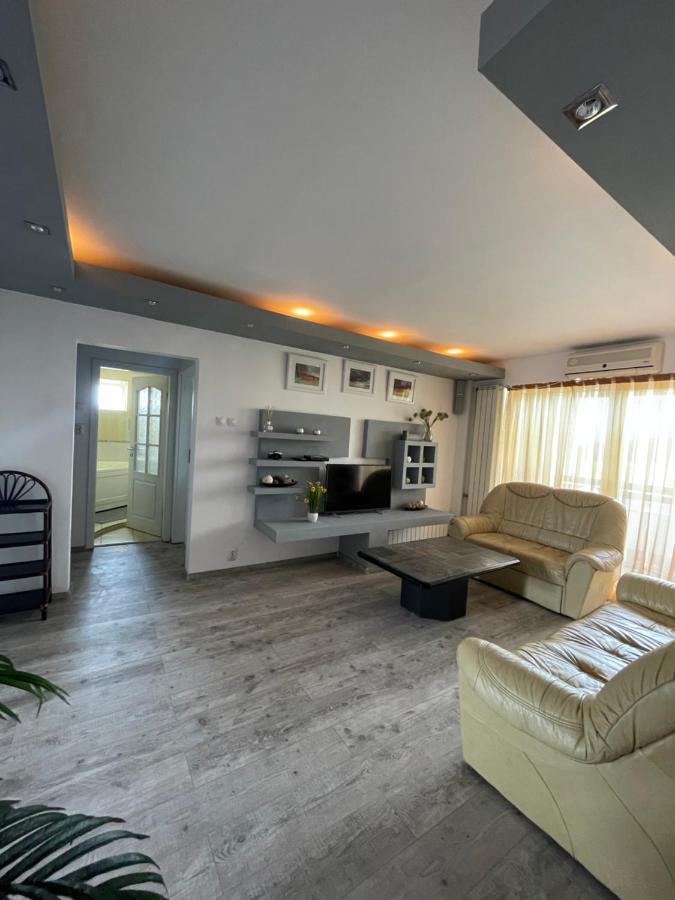 Lovely 3 Bedrooms Apartament Oradea Ngoại thất bức ảnh