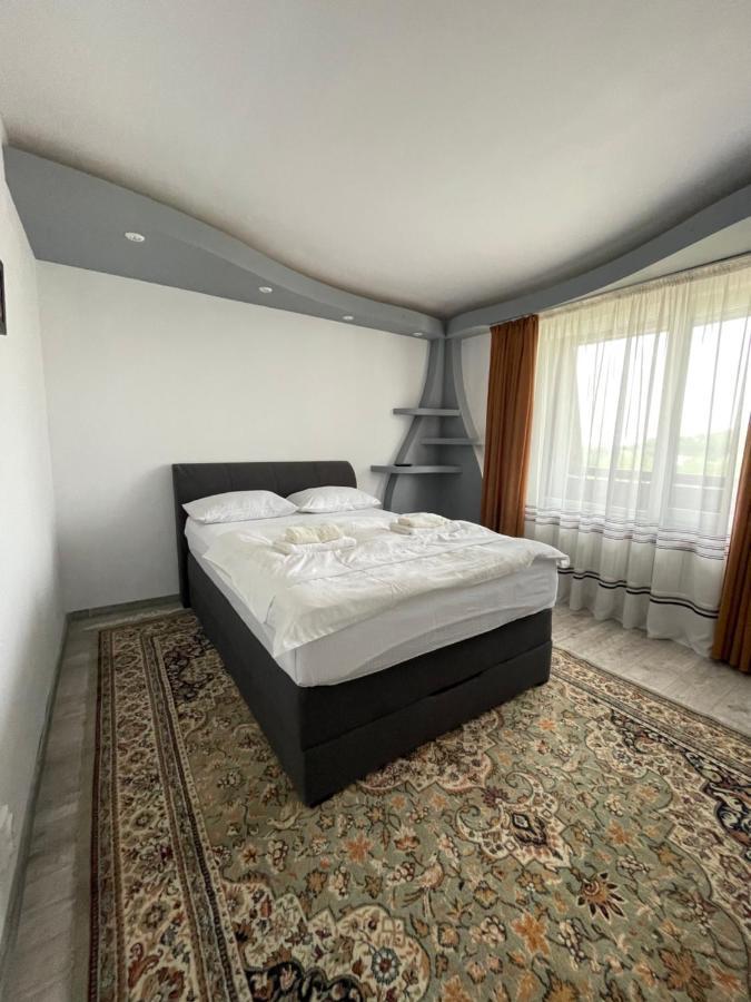 Lovely 3 Bedrooms Apartament Oradea Ngoại thất bức ảnh