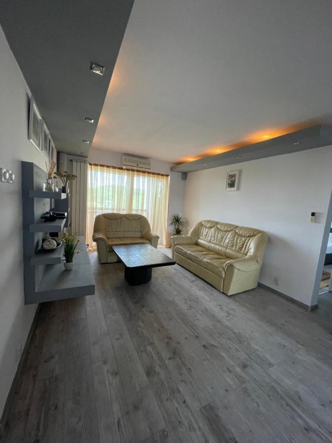 Lovely 3 Bedrooms Apartament Oradea Ngoại thất bức ảnh