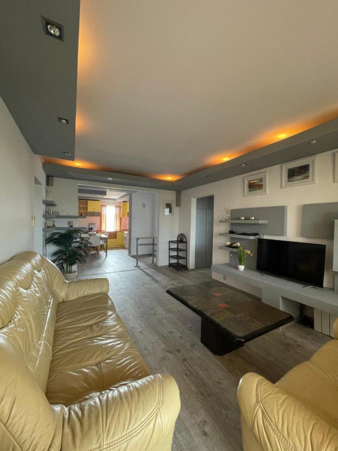 Lovely 3 Bedrooms Apartament Oradea Ngoại thất bức ảnh