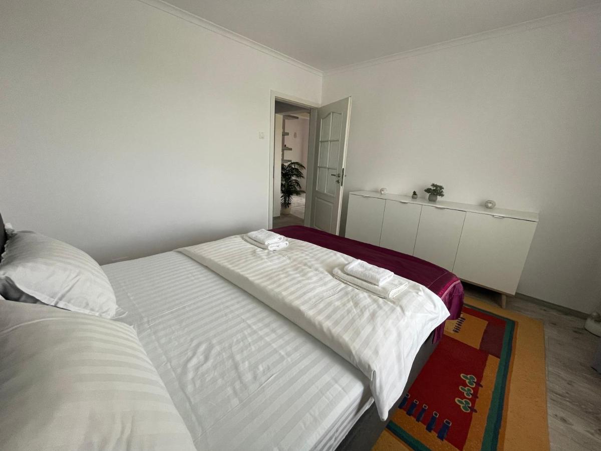 Lovely 3 Bedrooms Apartament Oradea Ngoại thất bức ảnh