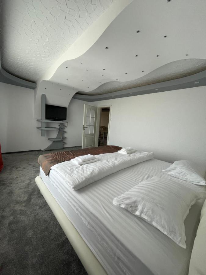 Lovely 3 Bedrooms Apartament Oradea Ngoại thất bức ảnh
