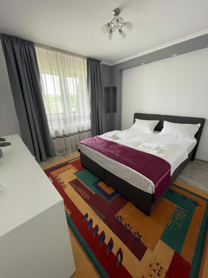 Lovely 3 Bedrooms Apartament Oradea Ngoại thất bức ảnh